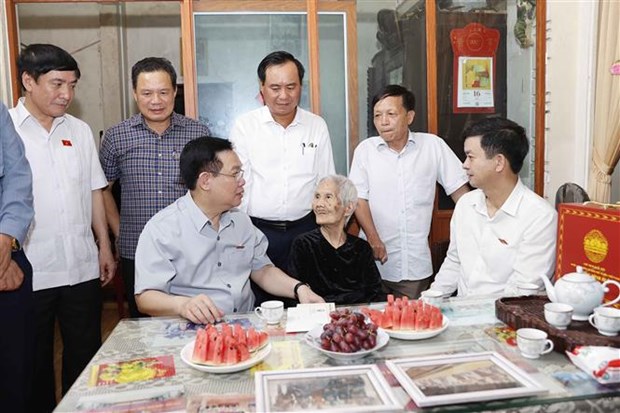 Le presient de l’AN Vuong Dinh Hue rend hommage aux heros morts pour la Patrie a Quang Tri hinh anh 3