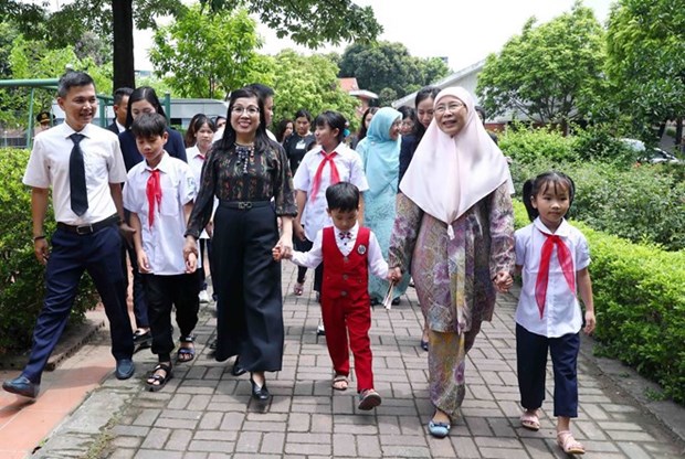Les epouses des PM vietnamien et malaisien visitent le village d'enfants SOS de Hanoi hinh anh 1