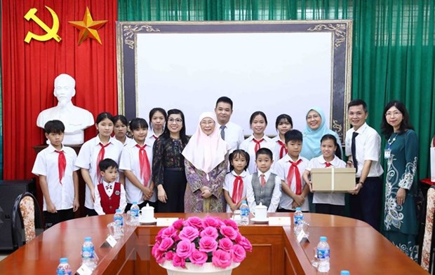 Les epouses des PM vietnamien et malaisien visitent le village d'enfants SOS de Hanoi hinh anh 3