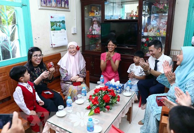 Les epouses des PM vietnamien et malaisien visitent le village d'enfants SOS de Hanoi hinh anh 2