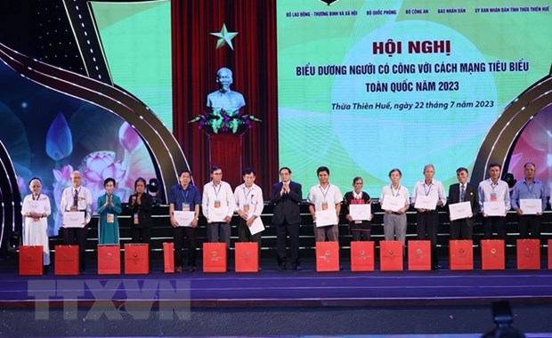 Le PM participe a la conference nationale d’honorer les personnes meritantes hinh anh 2
