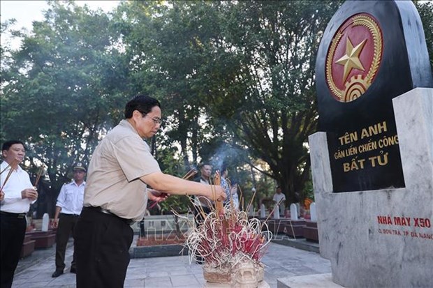 Le Premier ministre Pham Minh Chinh inspecte de grands projets de transport et industriels a Quang Tri hinh anh 2