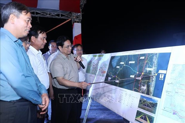 Le Premier ministre Pham Minh Chinh inspecte de grands projets de transport et industriels a Quang Tri hinh anh 1