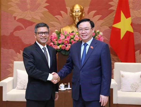 Le president de l’AN du Vietnam recoit les ambassadeurs d'Indonesie et d'Iran hinh anh 1