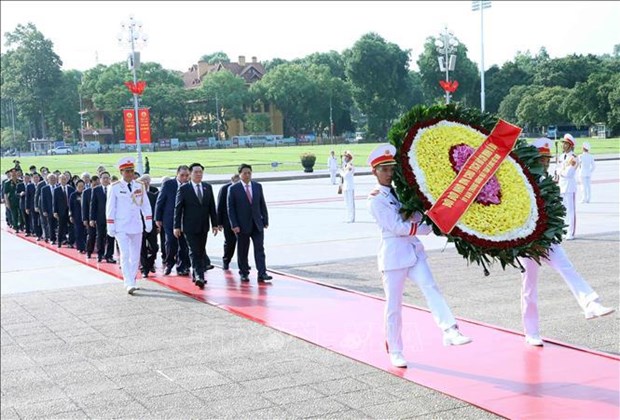 Le 27 juillet : les dirigeants du Parti et de l’Etat rendent hommage aux Morts pour la Patrie hinh anh 1