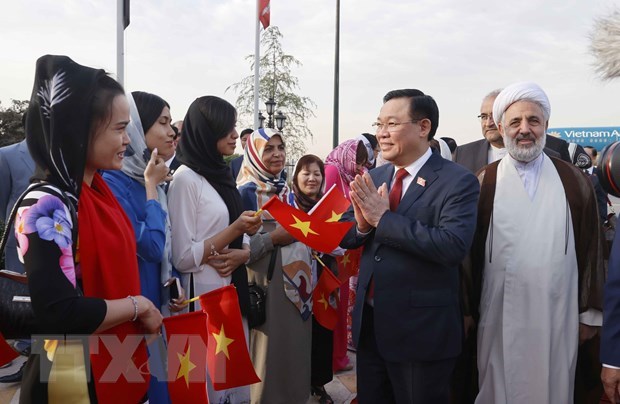 Le president de l'AN Vuong Dinh Hue rencontre la communaute vietnamienne en Iran hinh anh 1
