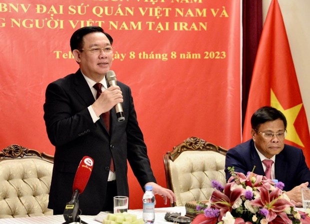 Le president de l'AN Vuong Dinh Hue rencontre la communaute vietnamienne en Iran hinh anh 2