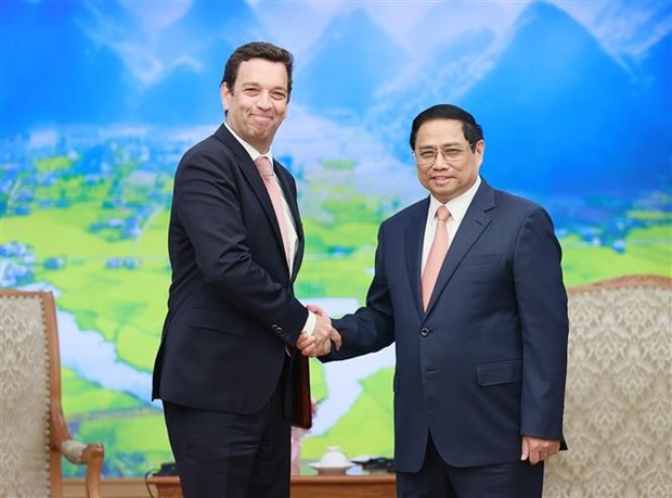 Le PM Pham Minh Chinh recoit le PDG du groupre Abbott hinh anh 1