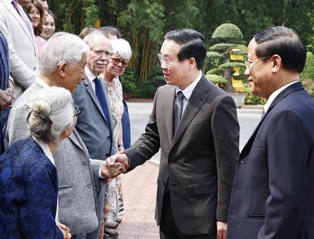 Le president Vo Van Thuong rencontre des scientifiques etrangers et vietnamiens hinh anh 1