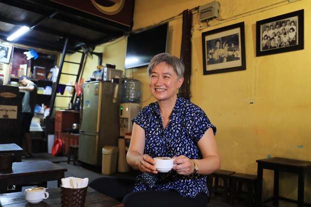 La ministre australienne des AE deguste un cafe a l’œuf a Hanoi hinh anh 2