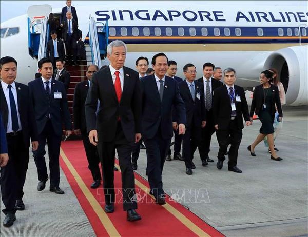 Le PM singapourien Lee Hsien Loong arrive a Hanoi pour une visite officielle au Vietnam hinh anh 1