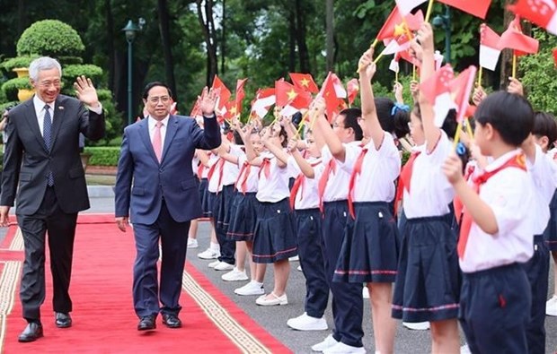 La ceremonie d'accueil du Premier ministre singapourien en visite officielle au Vietnam hinh anh 1