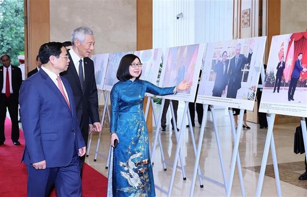 La ceremonie d'accueil du Premier ministre singapourien en visite officielle au Vietnam hinh anh 2