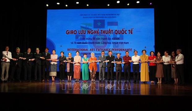Echange d'art honorant les cultures des membres de l'ASEAN hinh anh 2