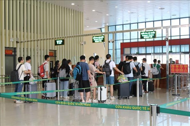 Le visa electronique s'avere pratique au poste frontiere de Lang Son hinh anh 1