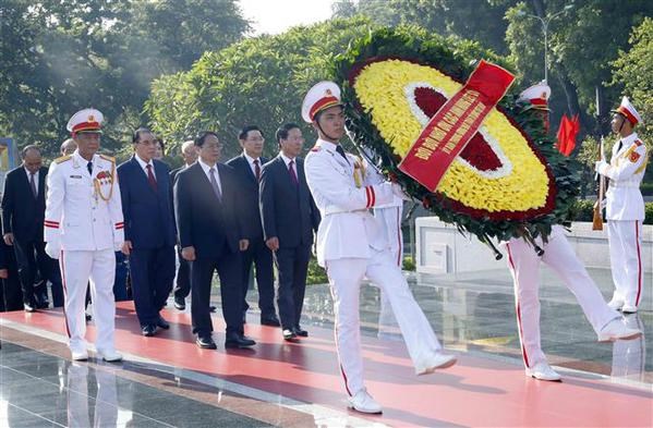 Fete nationale : Les dirigeants rendent hommage au President Ho Chi Minh en son mausolee hinh anh 2