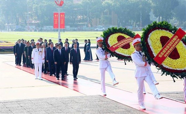 Fete nationale : Les dirigeants rendent hommage au President Ho Chi Minh en son mausolee hinh anh 1