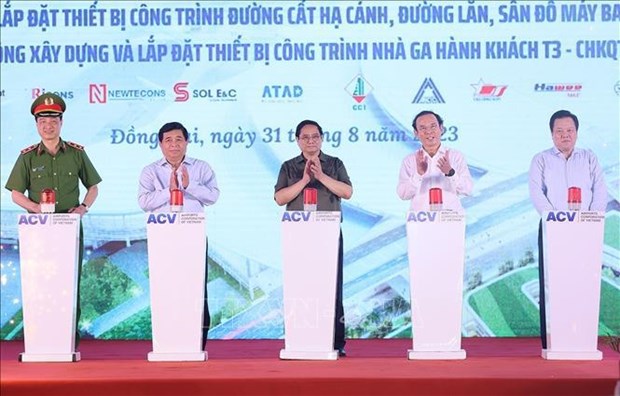 Le PM lance des travaux des aeroports de Long Thanh et Tan Son Nhat hinh anh 1