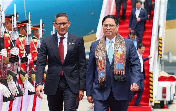 Le PM Pham Minh Chinh arrive en Indonesie pour participer au 43e Sommet de l'ASEAN hinh anh 1