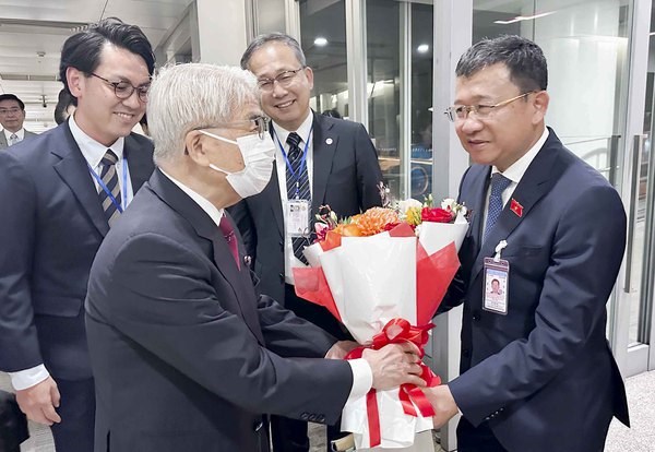 Le president de la Chambre des conseillers du Japon entame sa visite officielle au Vietnam hinh anh 2
