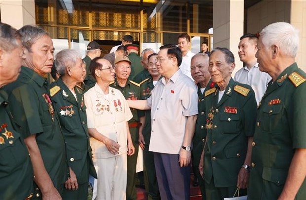 Le president de l’Assemblee nationale rencontre d’anciens combattants prisonniers de guerre de Nghe An hinh anh 1