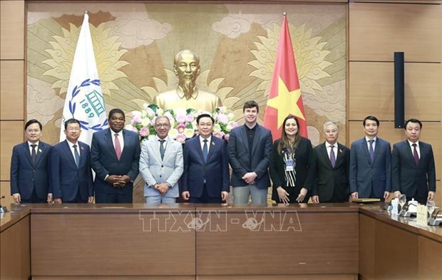 Le president de l’AN Vuong Dinh Hue recoit des dirigeants de l’UIP hinh anh 2