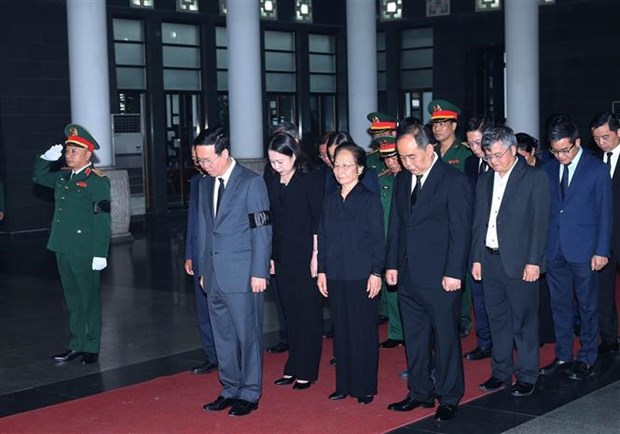 Les dirigeants rendent un dernier hommage au general de corps d’armee Nguyen Chi Vinh hinh anh 2