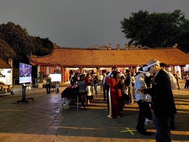 Nouveau circuit touristique nocturne au Temple de la Litterature de Hanoi hinh anh 2