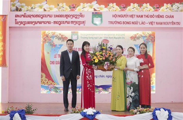 L'ecole bilingue lao-vietnamien Nguyen Du celebre la Journee des enseignants vietnamiens hinh anh 1