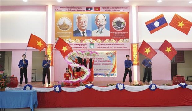 L'ecole bilingue lao-vietnamien Nguyen Du celebre la Journee des enseignants vietnamiens hinh anh 2