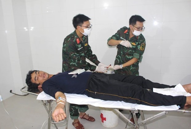 La station hospitaliere de l'ile de Sinh Ton prend en charge d'un pecheur victime d'accidents du travail hinh anh 1
