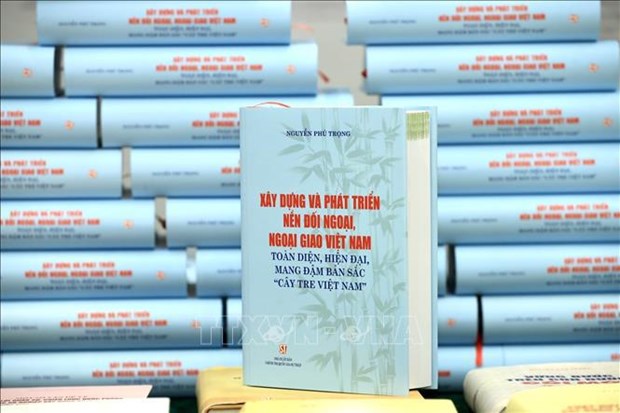 Un livre du leader du Parti sur la construction et le developpement de la diplomatie vietnamienne sorti en librairie hinh anh 2