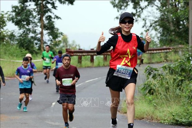 Plus de 1 500 coureurs a la premiere course a pied sur la peninsule de Son Tra hinh anh 1