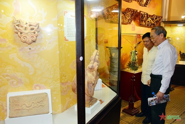 Des antiquites avec des images de dragon exposees a Ho Chi Minh-Ville hinh anh 1