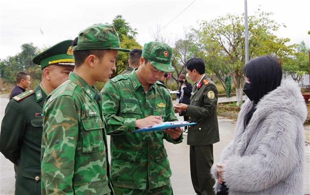 Accueil de 69 citoyens vietnamiens a la porte frontiere de Tay Trang hinh anh 1