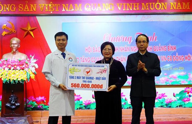 Un don d’appareils d’hemodialyse a l’Hopital d’amitie Vietnam-Cuba de Dong Hoi hinh anh 1