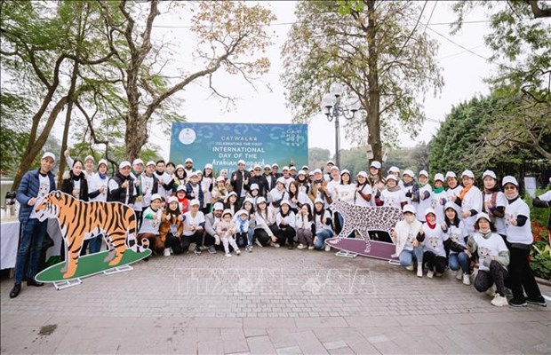 Marche de diplomates a Hanoi pour appeler a la protection des felins hinh anh 1