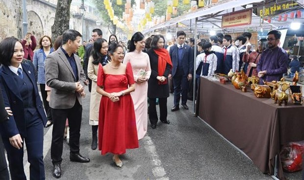 Les epouses du president vietnamien et de son homologue philippine visitent le vieux quartier de Hanoi hinh anh 2
