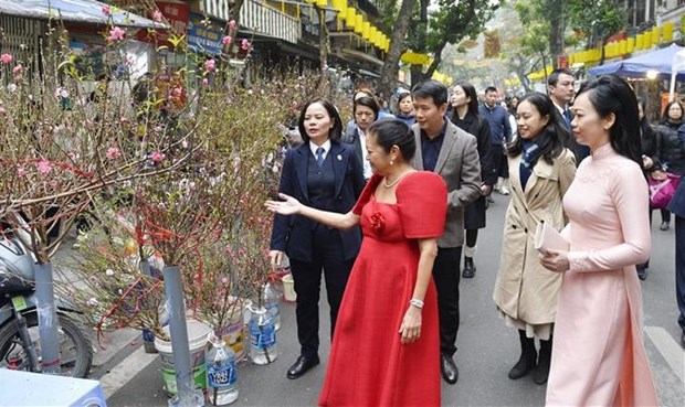 Les epouses du president vietnamien et de son homologue philippine visitent le vieux quartier de Hanoi hinh anh 1