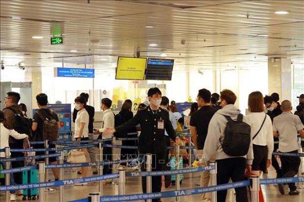 L’aeroport de Tan Son Nhat accueille un nombre eleve de passagers le 14 janvier hinh anh 1