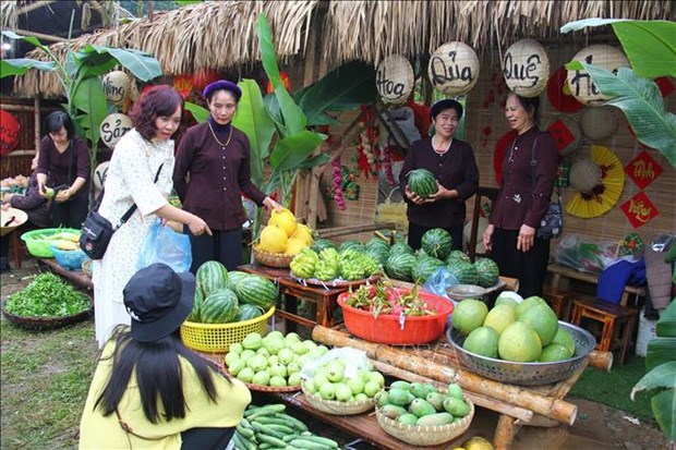 Thanh Hoa et Quang Nam accueillent de nombreux visiteurs pendant le Tet hinh anh 1