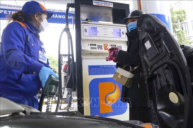 Le prix de l'essence diminue de 300 dongs/litre hinh anh 1