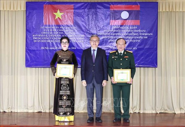 Des distinctions honorifiques du Laos remises a des collectifs et particuliers vietnamiens hinh anh 1
