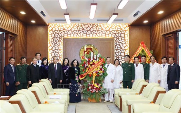 Mme Truong Thi Mai rend visite aux medecins de l’Hopital central militaire 108 hinh anh 1