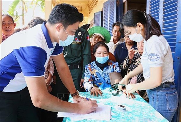 L'ambassade du Vietnam au Cambodge organise un programme medical en faveur des personnes defavorisees a Kratie hinh anh 1