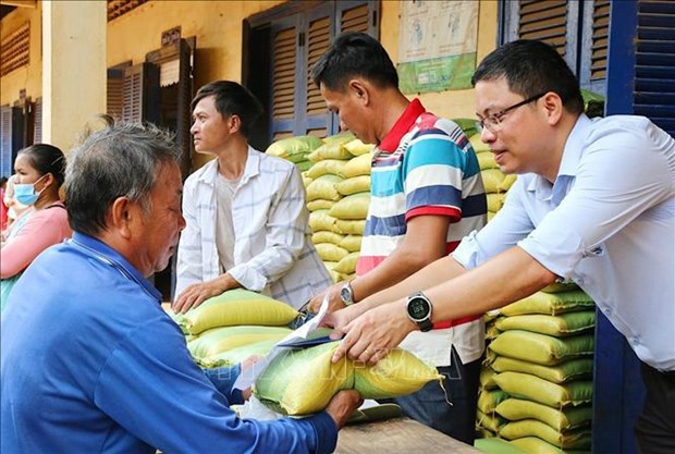 L'ambassade du Vietnam au Cambodge organise un programme medical en faveur des personnes defavorisees a Kratie hinh anh 2