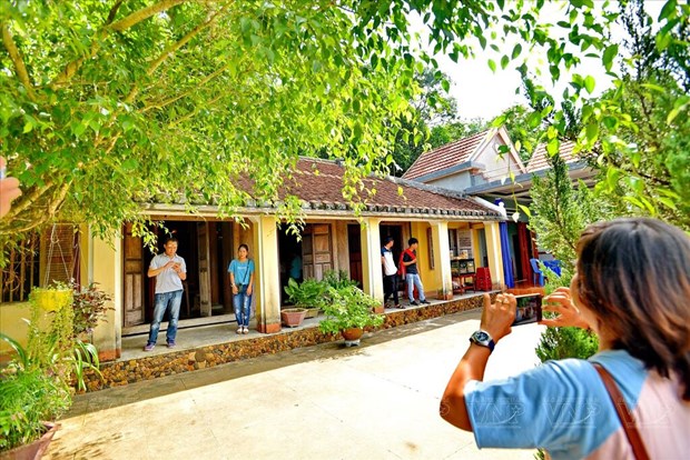 Au village de Loc Yen, des anciennes maisons vieillissent avec grace hinh anh 1