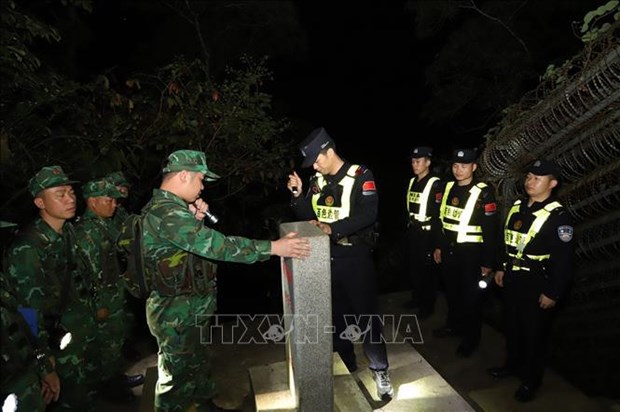 Patrouilles et inspections conjointes de nuit a la frontiere Vietnam-Chine hinh anh 1