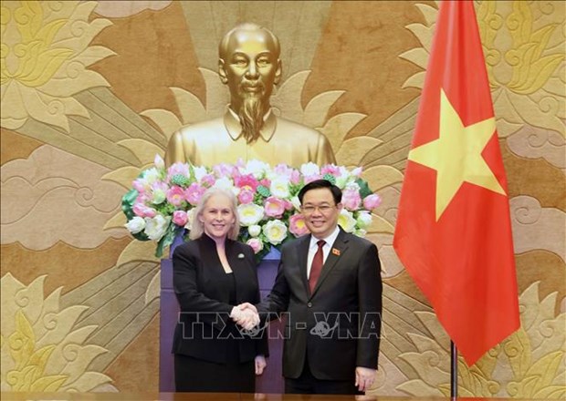 Le president de l’AN Vuong Dinh Hue recoit la senatrice americaine Kirsten Gillibrand hinh anh 1