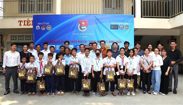 Des jeunes vietnamiens tendent la main aux eleves pauvres du Cambodge hinh anh 1